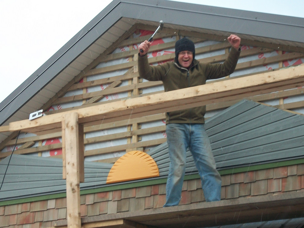 "Here I am to save the dayyyyy. Mighty Mouse is on his . . . " Nah, 'tis only jayöh donning his Peruvian skull cap to keep his ears warm.