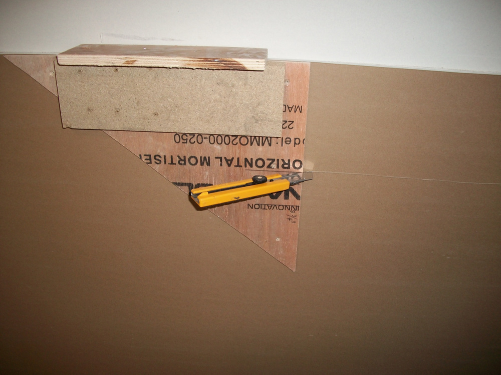 Gypsum trick: ‘ripping’ a 6″ border for the LR.